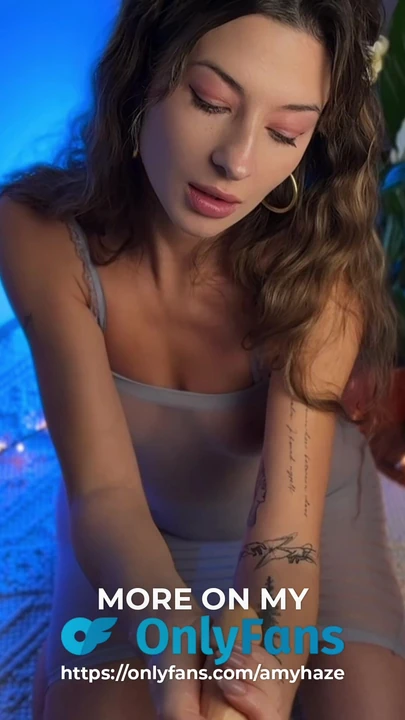 Kız kendisiyle oynuyor