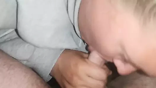 Sarışın kız yarak emiyor