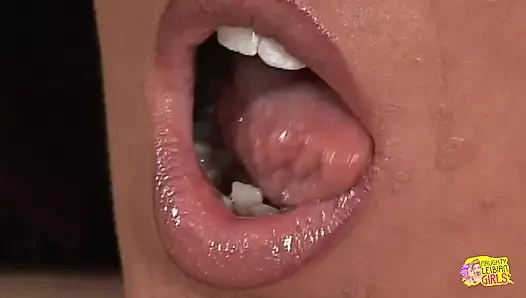 İki ciddi seksi esmer amcıkları ağrıyana kadar birbirlerini yalıyor ve ovuyor