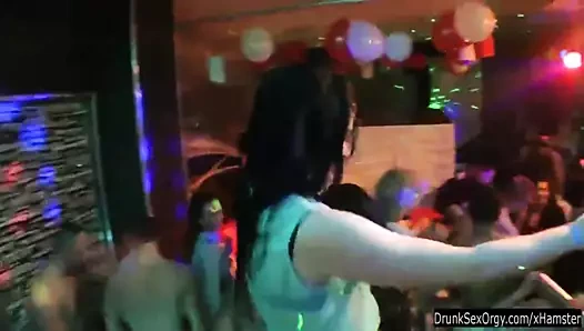 Parti kızları kulüpte iyi eğlenceler