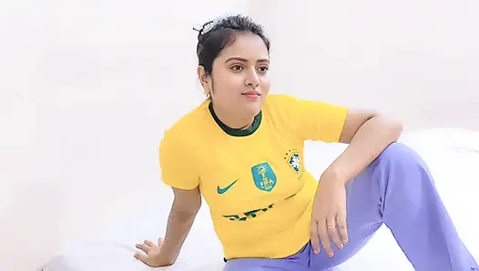 Üvey erkek kardeş bir futbol maçına bahis oynarken güzel üvey kız kardeşini sikiyor. (tam bangla ses)
