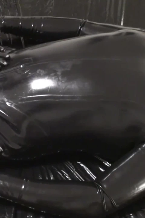 Lateks Danielle ve oral seansı 2angle