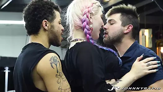 JohnnyRapid: Johnny Rapid ve arkadaşı Malakai White travesti hatun Little Trap'i sertçe sikiyor