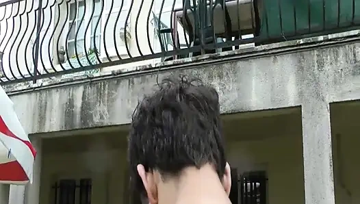 Güzel Esmer Bahçede Üç Büyük Horoz Tarafından Sikikleri