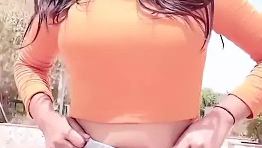 Sıcak kız dans içinde kamu