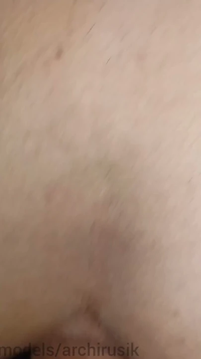 Sıkı genç delik boşalmak için prezervatifsiz yarakla sikiliyor! Femboy'un travestisinin pürüzsüz ateşli dar deliği