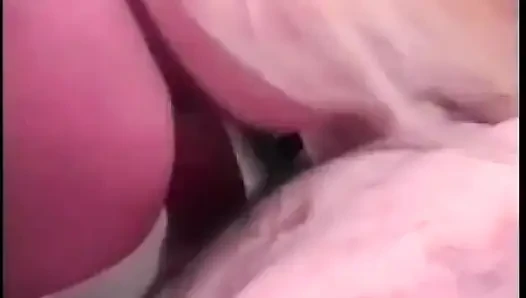 Adam iki kızın lezzetli amcıklarını yiyor ve sikiyor