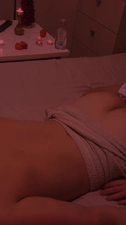 "Azgın masöz yarağımı emmeyi seviyor - zonklayan orgazm, ağız boşalması" dan epik an