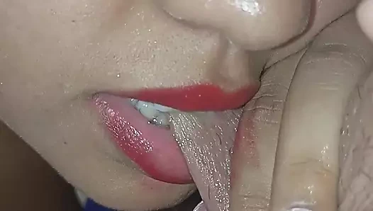 Üvey kız kardeşimi dört ayak üstüne koyuyorum ve o götü çok sert sikiyorum