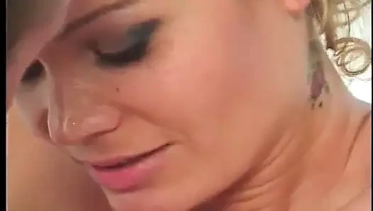 Yuvarlak memeli seksi sarışın barrett Moore anal seksten sonra döl yutmeyi seviyor