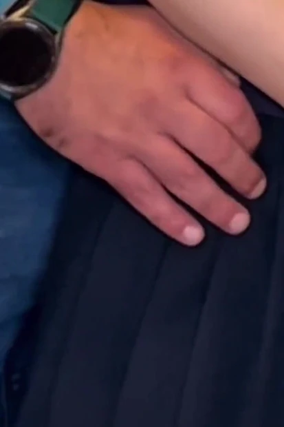 О, хорошо! Незнакомец трахнул пальцами мою киску в метро