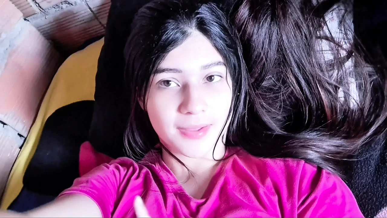 Minha vizinha me envia um vídeo para que eu possa dar-lhe pau