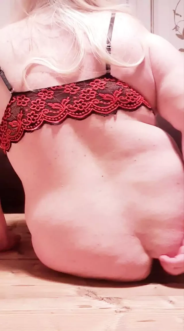 Толстая ампутантка- сисси Laura кончает в узел с большим плагом