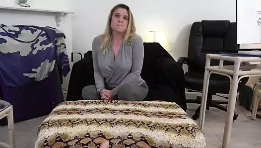 Güvensiz üvey anne üvey oğlunun horoz istiyor