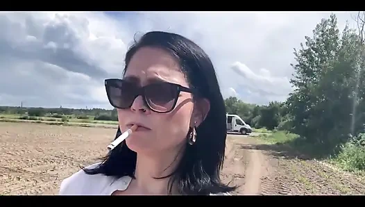 Arabamdan biraz uzağa gidiyorum