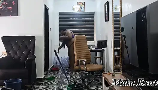 Şişman götlü zenci orta yaşlı seksi kadın çıplak temizliyor