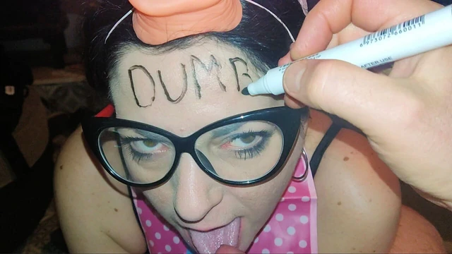 İtaatkar evli kadın domuz kıyafetiyle yarağa tapıyor