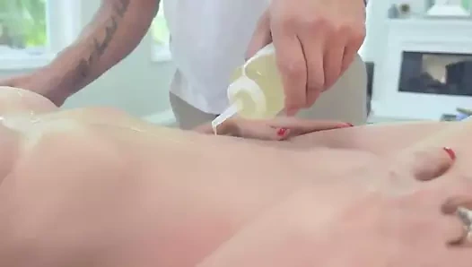 Oral seks doggystyle , çok sayıda olgun her iki delikte becerdin almak