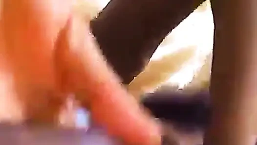 Chidinma mastürbasyon yapıyor ve ağzına boşalana kadar beni emiyor