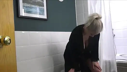 Porno yapmak her zaman kolay değildir, dildodan düşmek çünkü yeterince büyük veya yapışkan olmaması bir tehlikedir