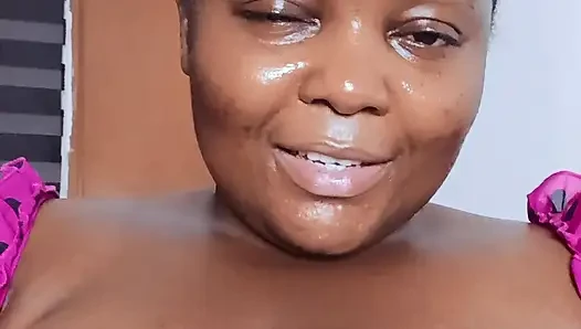 Zenci orta yaşlı seksi kadın mara egzotik kıllı amcık aşırı fışkırtarak mastürbasyon yapıyor.