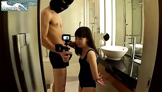 Efsanevi güzellik mayo içinde görünüyor, cüretkar bir meydan okuma unutulmaz bir ilk kez anıya yol açıyor