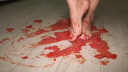 Ateşli latin domatesleri eziyor ve güzel ayaklarını kirletiyor!