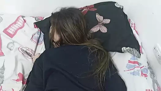 Üvey kardeşim sıkıldı ve sert sikişmek için oynuyoruz