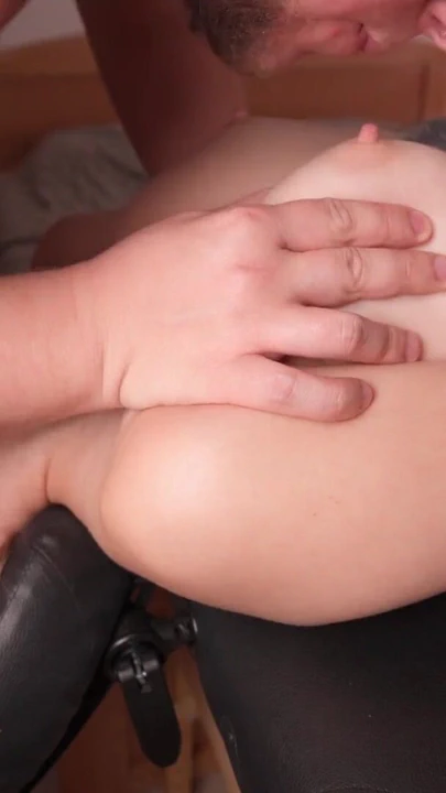 Yaramaz sarışın masaya geri dönüyor, o canavar yarağı boğazlıyor ve açgözlülikle her kalın, pis dölü yutuyor! | Klip 2