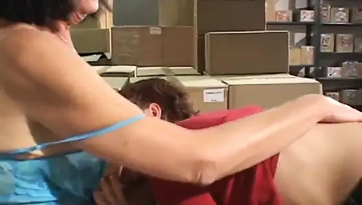 Şehvetli kızıl saçlı orta yaşlı seksi kadın tarafından takma yarakla sikiliyor