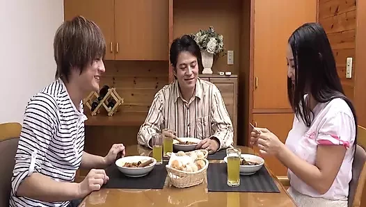 Kocamın eski öğrencisiyle pilav yapmaya gittim.