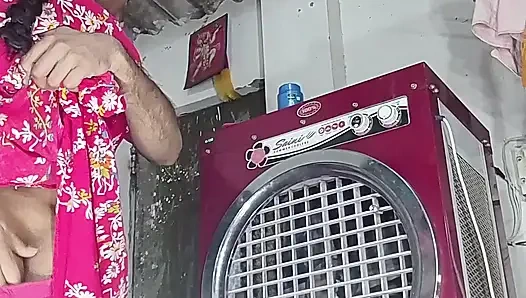 Göt amcık sikiyor yarak emiyor göğüslerini emiyor memeden süt emiyor ve domaltarak yarağa oturuyor ve doğrudan Hintçe seste yatıyor