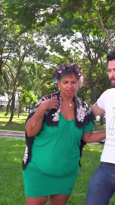 Büyük göbekli nineler minibüste ilk anal üçlü seks