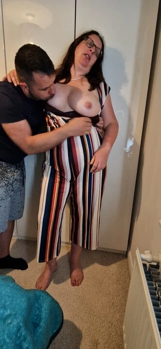 Güzel sexxxymomma kıllı amını siktiriyor, götüne tıkaç ve büyük göğüslerine boşalma ile biraz anal!