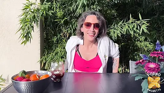 Güzel esmer Lena iki yarakla sikiliyor