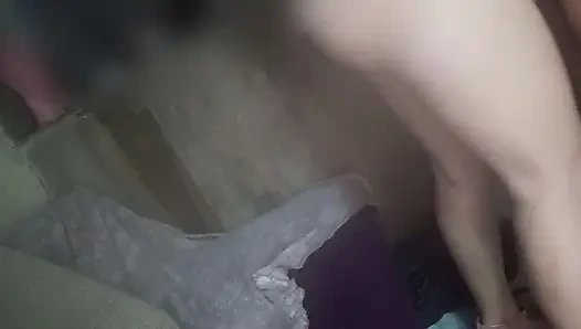 Evli kadın sevgilisiyle çıkıyor ve gavatının önünde çok sikiliyor