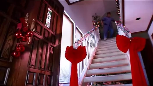 Ateşli adam geçen yıl iyi bir çocuktu ve bu yüzden onun dindar dileği Noel Baba takım elbiseli seksi kız tarafından gerçekleşti.