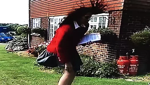 İşçilerin önünde rüzgarlı etek sorunu 5