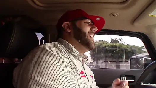 İri göğüslü sarışın genç kız büyük yarakla sert sikiliyor