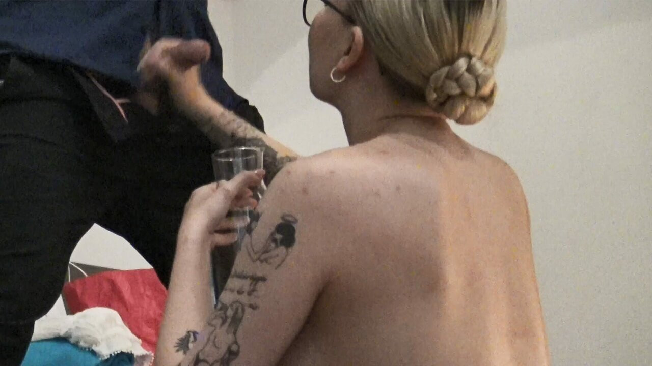 İstekli yönetmen bir handjob veren inanılmaz derecede seksi sarışın bir kızla porno film yapmaya çalışıyor