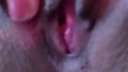 şehvetli bebeğim göğüslerine dokunur ve yatakta amını ovuşturur