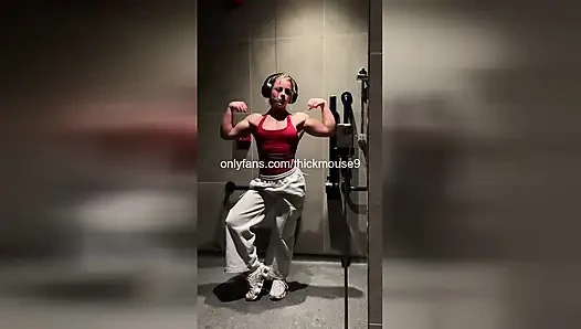 18 yaşındaki tiktok canlı spor salonu kazası: sıkı bakire amcık yırtıldı ve döllendi