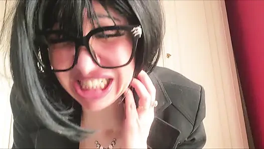 Sekreterin karnında çok fazla hava var