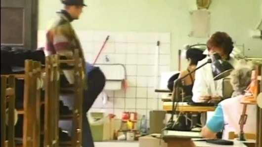 Siyah çoraplı seksi sarışın terzilik laboratuvarında grup seks yapıyor!