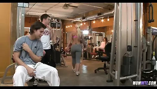 Spor salonu milf olduğunu bir gerçek sürtük