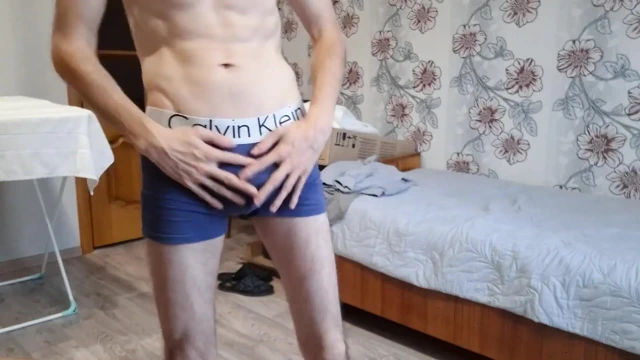 Sıska adam sikini ve göt deliğini gösteriyor