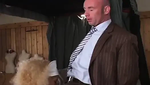 Fransa'dan zenci hemşire sıkı götünü siktiriyor