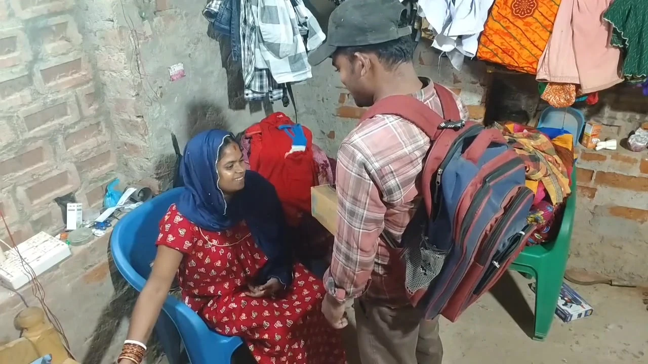 डिलीवरी बॉय ने कपड़े उतारे और गृहिणी को चोदा