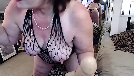 V 697 çok pis bir ağız. Gözlük ve file oyuncak çorap giyerken sigara içiyor ve emiyor