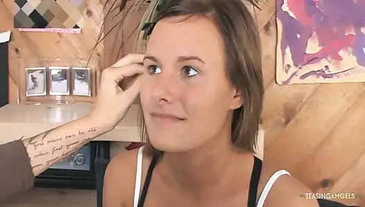 Kendisiyle oynamayı seven güzel bir kızla anal sikişiyor